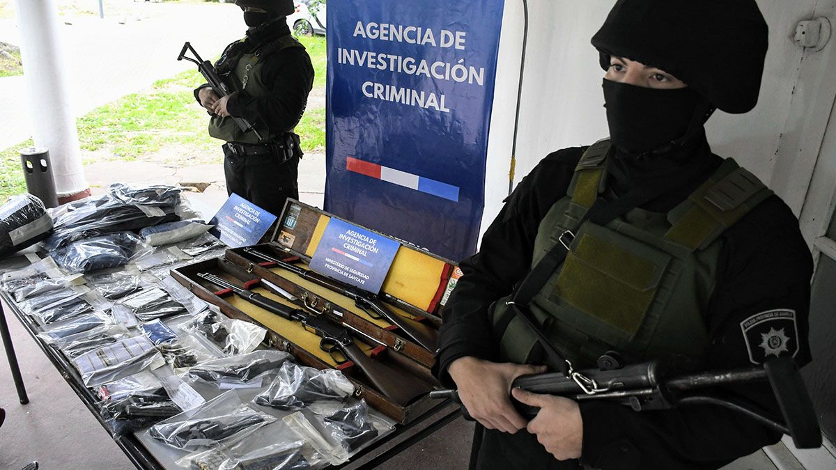 Además de los detenidos, se secuestraron armas de fuego y municiones.