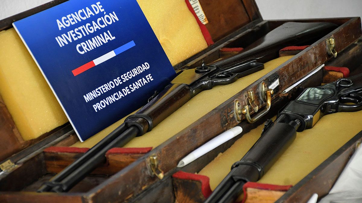 Parte del material incautado en los 24 allanamientos llevados a cabo donde fueron detenidas ocho personas luego de que en un cortejo fúnebre dispararon al aire.