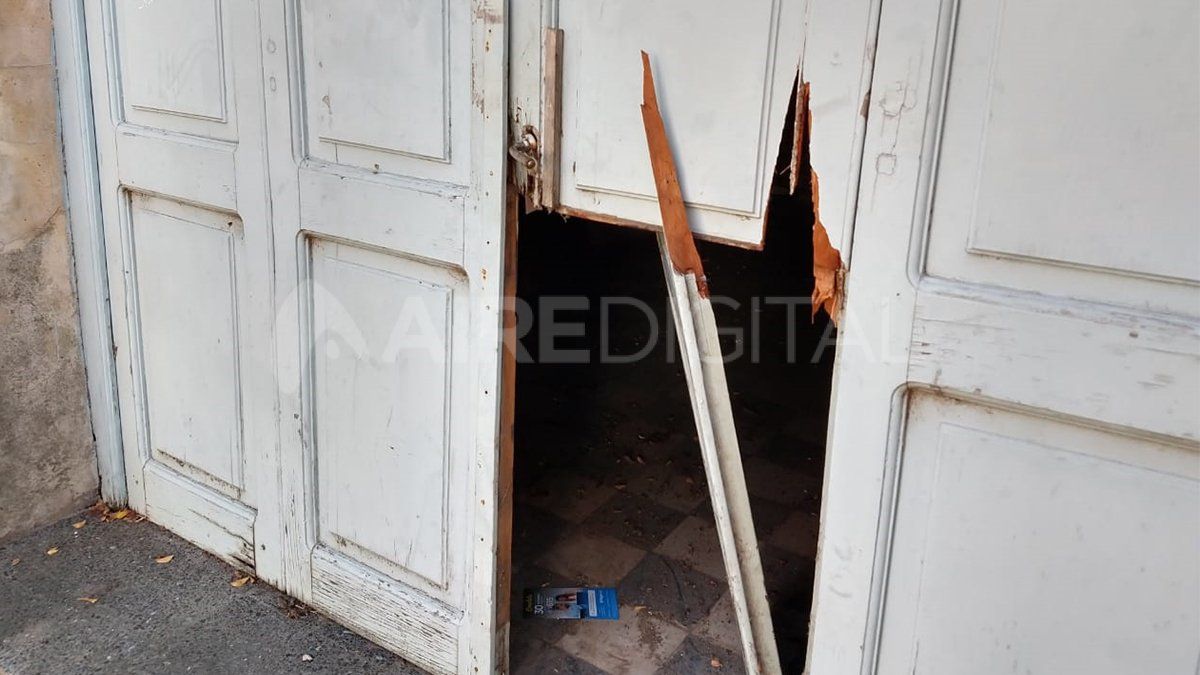 La puerta fue violentada en la parte inferior.
