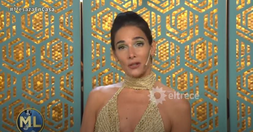 A la actriz no se le notó el herpes en su boca. ¡Estaba espléndida con su vestido dorado!