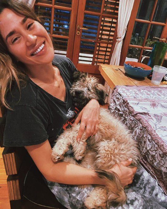 Jimena Barón con el perro de Daniel Osvaldo.