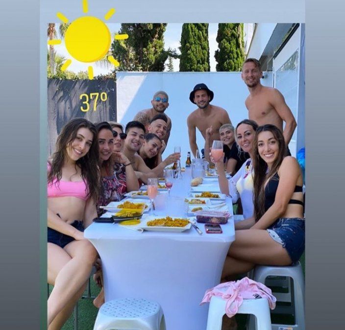 Los jugadores argentinos y el holandés de Jong rompieron la cuarentena para comer.