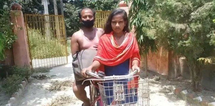 Jyoti pedaleó durante 10 días, con su padre en la parte trasera de la bicicleta rosa. Sobrevivieron con comida y agua que extraños les dieron, y sólo una vez Kumari dejó descansar las piernas debido a que recorrieron un pequeño trayecto en un camión