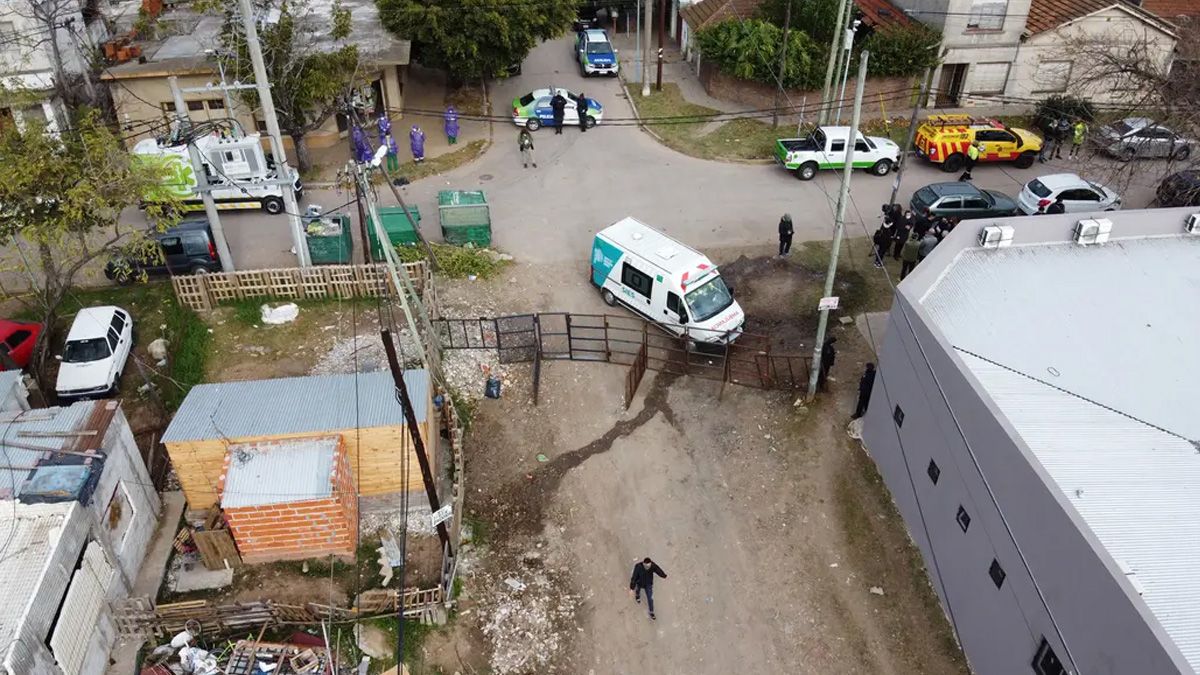 Todas las entradas y salidas del barrio están bloqueadas con vallas de metal y patrulleros.