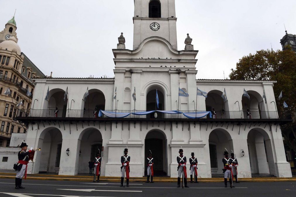 En medio de la pandemia y sin actos multitudinarios, el gobierno nacional celebró este lunes con distintos actos el aniversario de los 210 años de la Revolución de Mayo y la conformación del primer gobierno patrio.