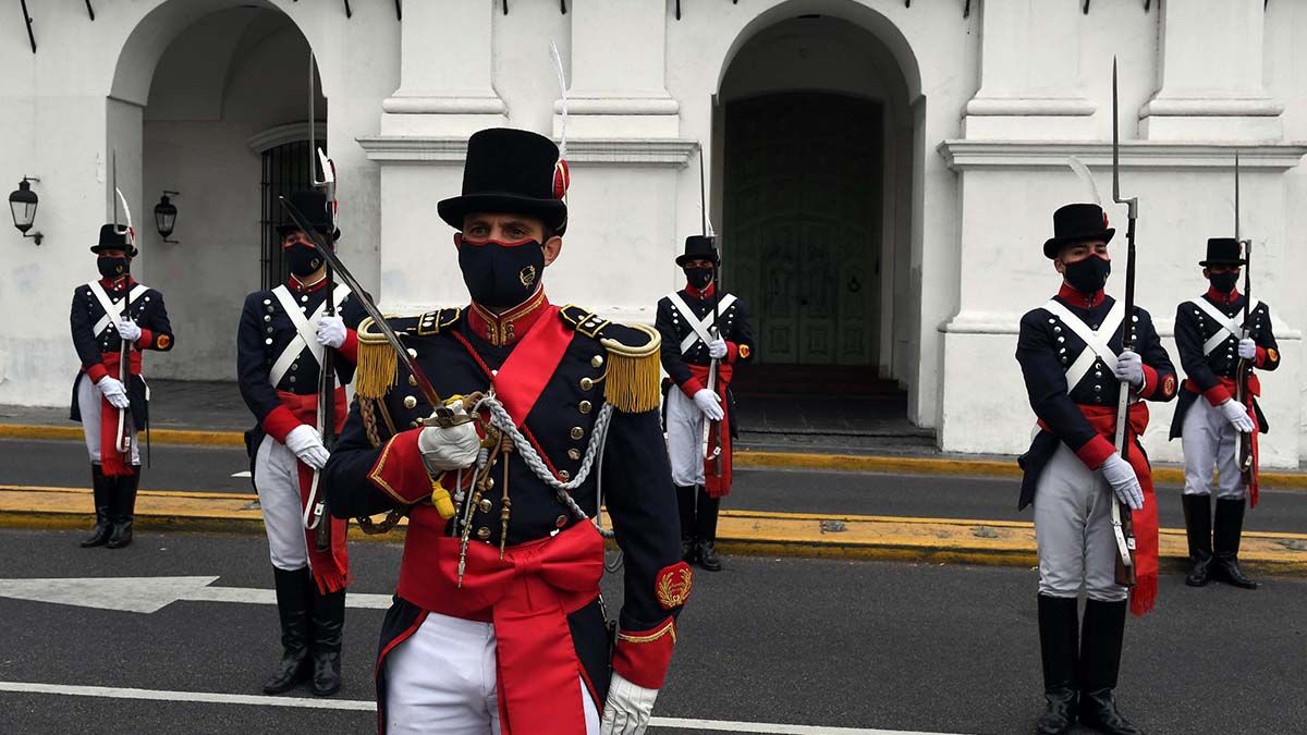 En medio de la pandemia y sin actos multitudinarios, el gobierno nacional celebró este lunes con distintos actos el aniversario de los 210 años de la Revolución de Mayo y la conformación del primer gobierno patrio.