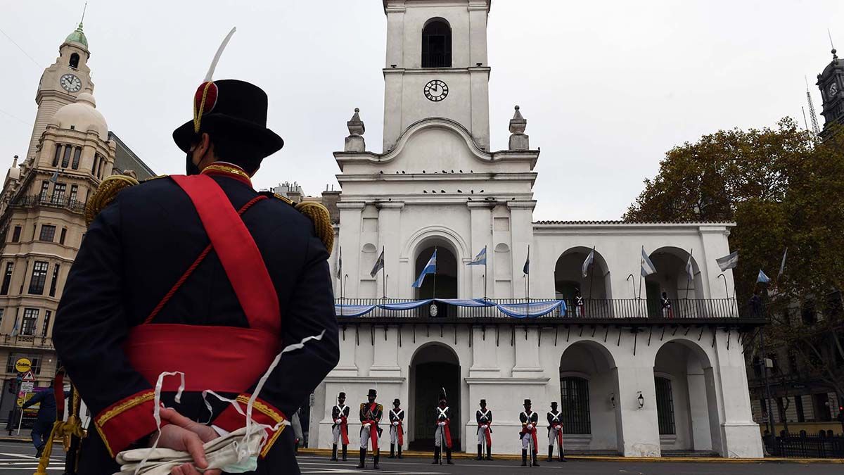 En medio de la pandemia y sin actos multitudinarios, el gobierno nacional celebró este lunes con distintos actos el aniversario de los 210 años de la Revolución de Mayo y la conformación del primer gobierno patrio.