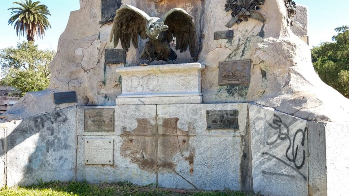 Robaron placas históricas del monumento a San Martín ubicado a metros del Ministerio de Seguridad.