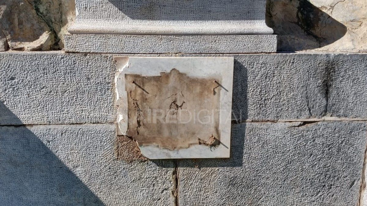 Robaron placas históricas del monumento a San Martín ubicado a metros del Ministerio de Seguridad.