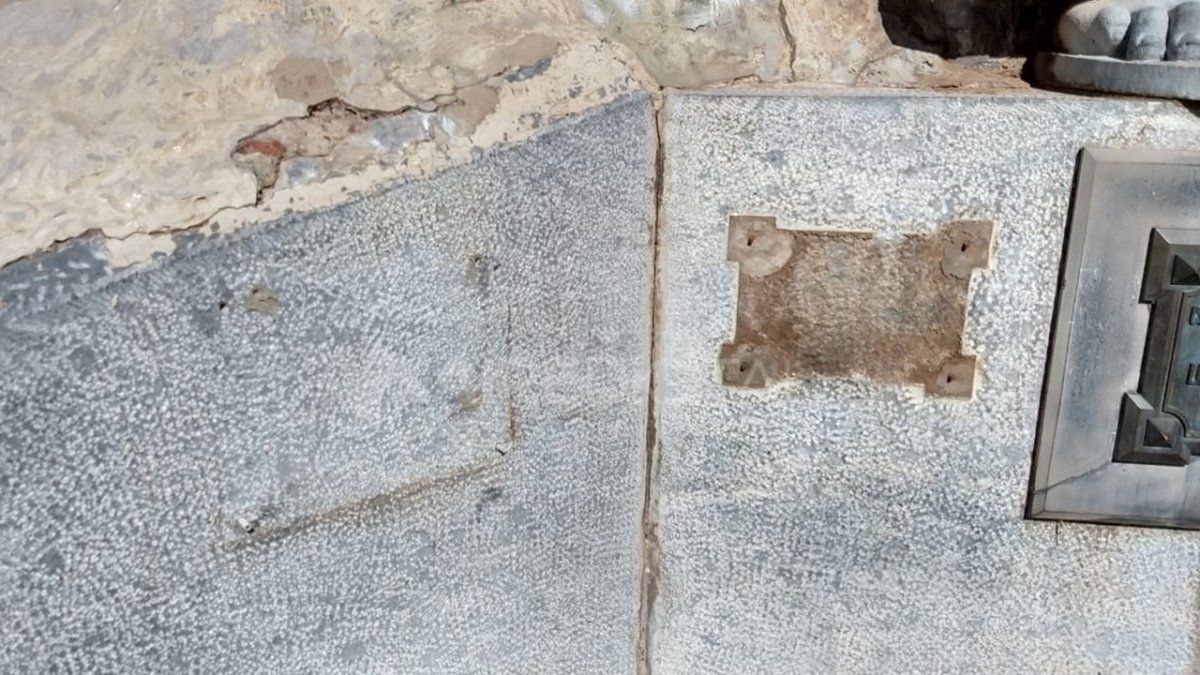 Robaron placas históricas del monumento a San Martín ubicado a metros del Ministerio de Seguridad.