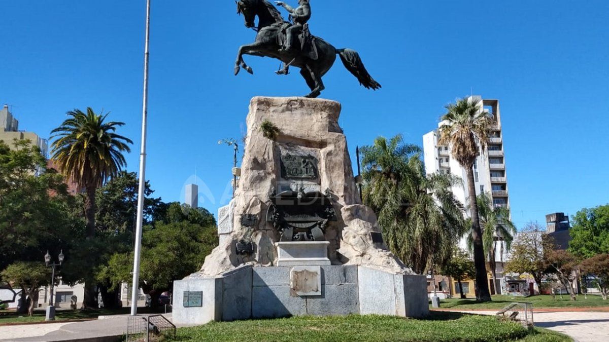 Robaron placas históricas del monumento a San Martín ubicado a metros del Ministerio de Seguridad.