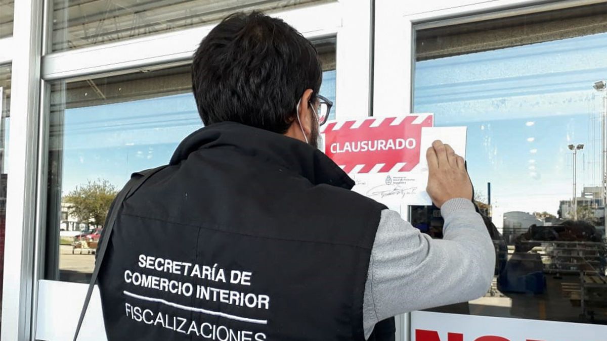La Secretaría de Comercio Interior clausurando un supermercado mayorista Maxiconsumo por vender productos esenciales por encima de los precios máximos establecidos por el Gobierno Nacional, en el marco de emergencia sanitaria por el Covid-19.