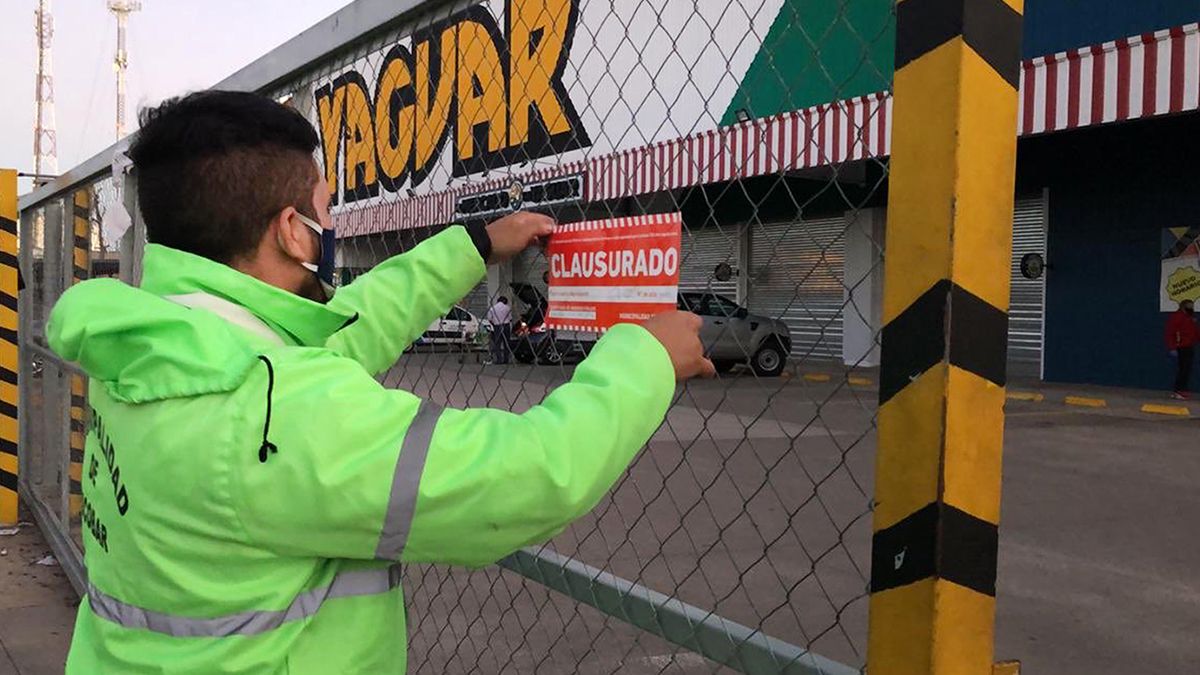 Empleados de la Municipalidad de Escobar clausurando un supermercado por no respetar los precios maximos.
