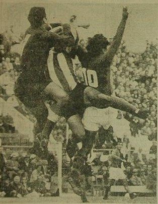 Garzón y Colman disputan una pelota en el clásico Colon 0-1 Union que se jugó hace exactamente 51 años. En el medio, Luis Ernesto Sauco.