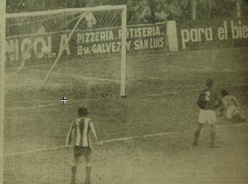 El gol de la victoria de Unión en el clásico disputado en el Estadio Brigadier López. Foto: Hemeroteca Digital Santa Fe.