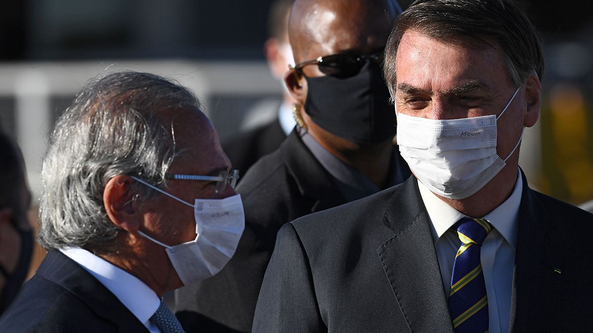 El presidente Jair Bolsonaro junto al ministro de Econom&iacute;a de Brasil, Paulo Guedes, con quien planifica una "reconstrucci&oacute;n" en la pospandemia de coronavirus. 