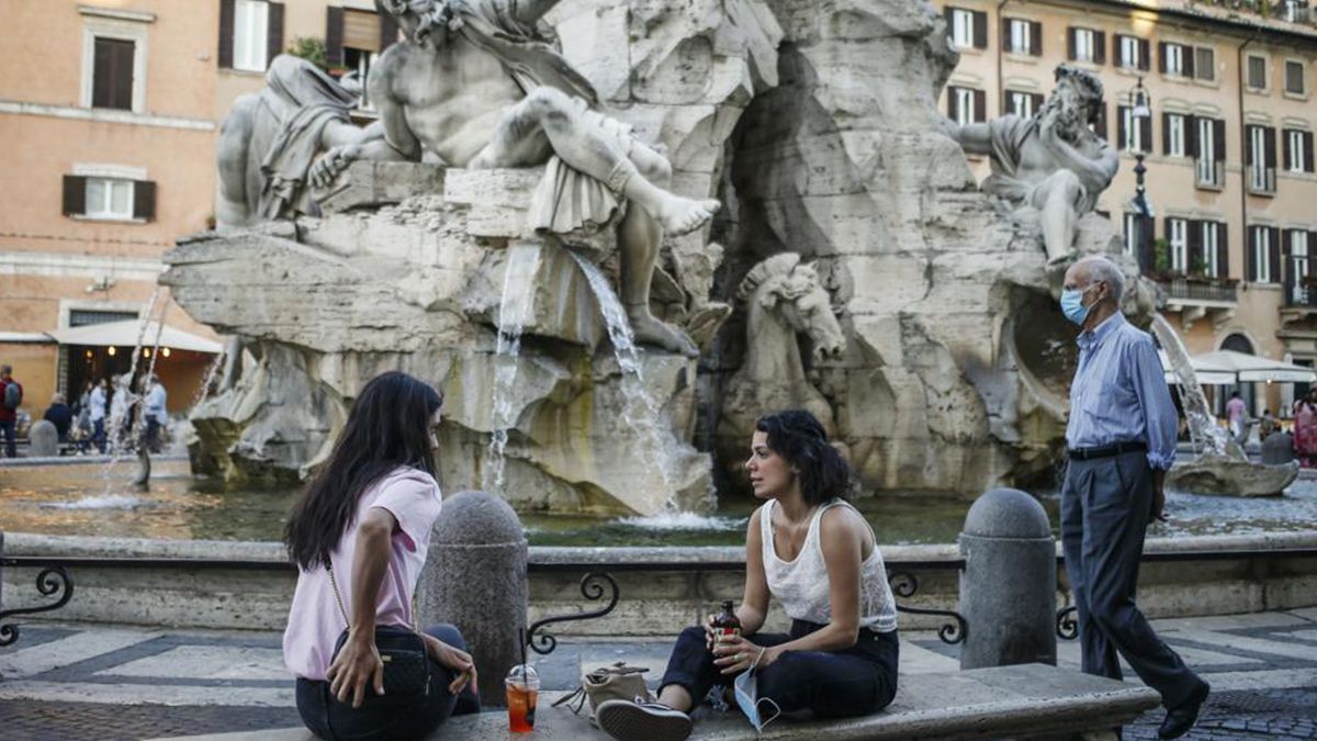 La Piazza Navona en Rom durante la reapertura de la cuarentena.