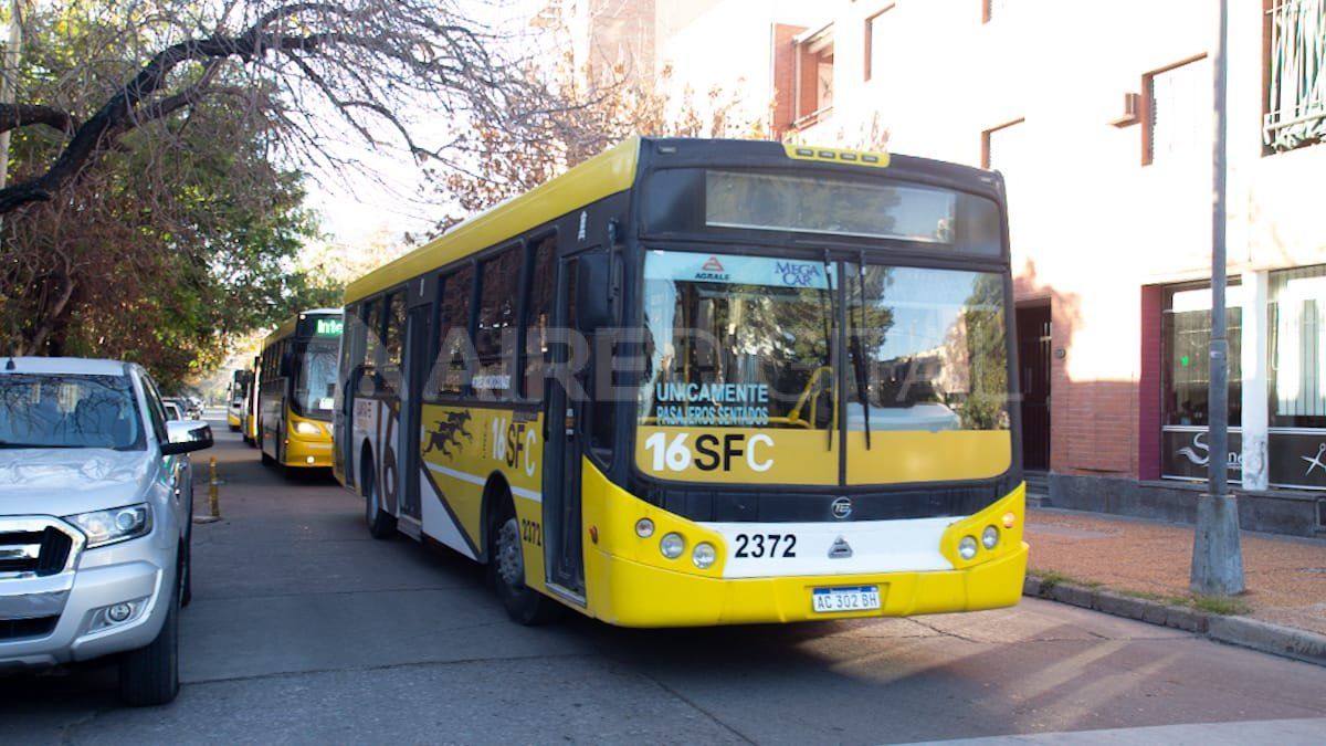 Los choferes de colectivos se concentrarán con sus coches en Casa de Gobierno Los choferes de colectivos se concentrarán con sus coches en Casa de Gobierno
