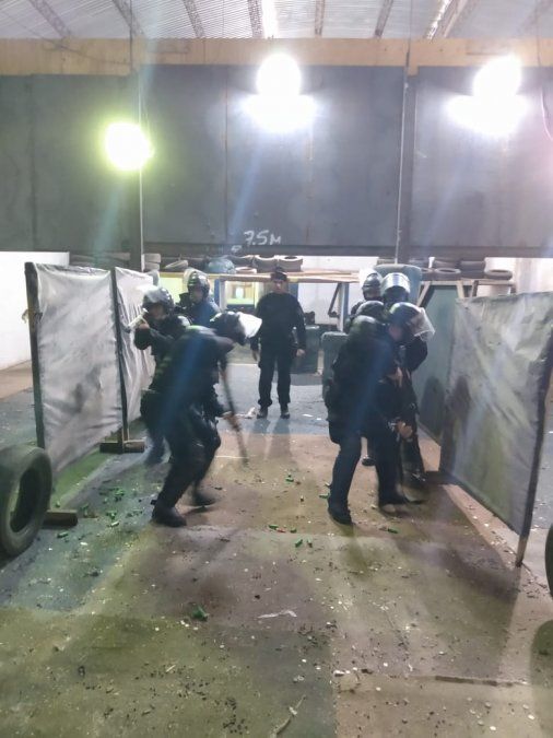 Efectivos de la Policía de Acción Táctica (PAT) son entrenados para actuar frente a potenciales motines en las cárceles.