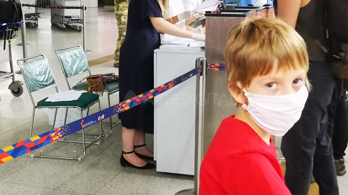 Lucio en la fila de los controles sanitarios en el aeropuerto de Delhi.