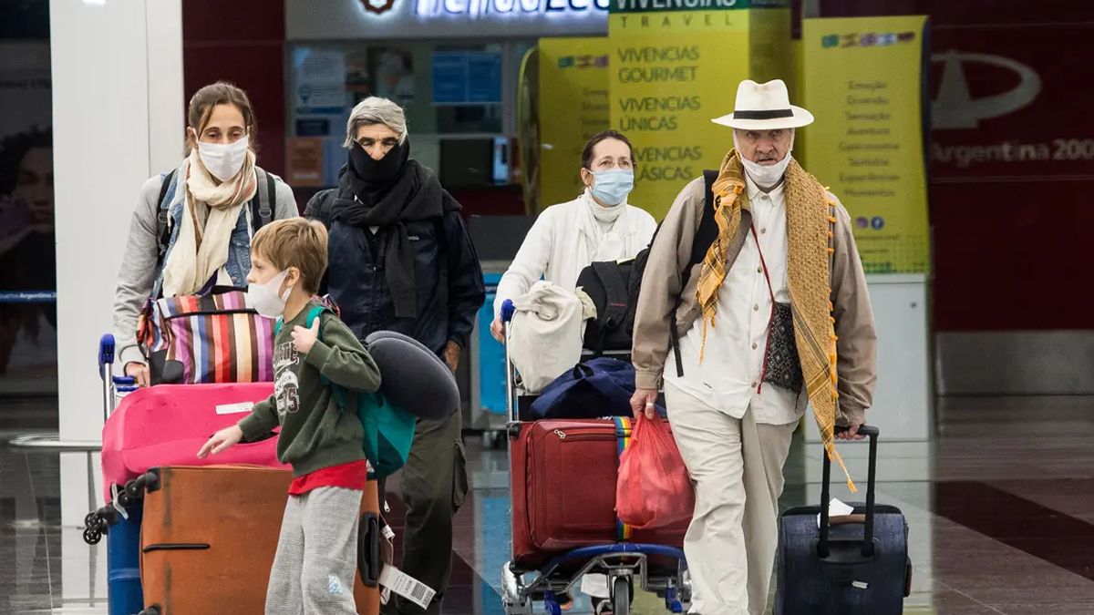 Foto publicada por diario La Nación de la familia Cappato en Ezeiza, tras más de 30 horas de vuelo para regresar al país.