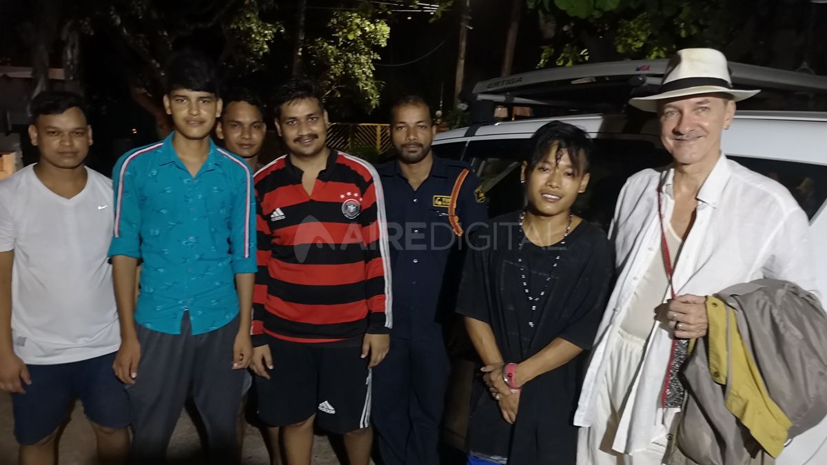 Con esta foto Jorge se despidió de los trabajadores de la posada donde fueron los únicos huéspedes durante 40 días en Mandrem.