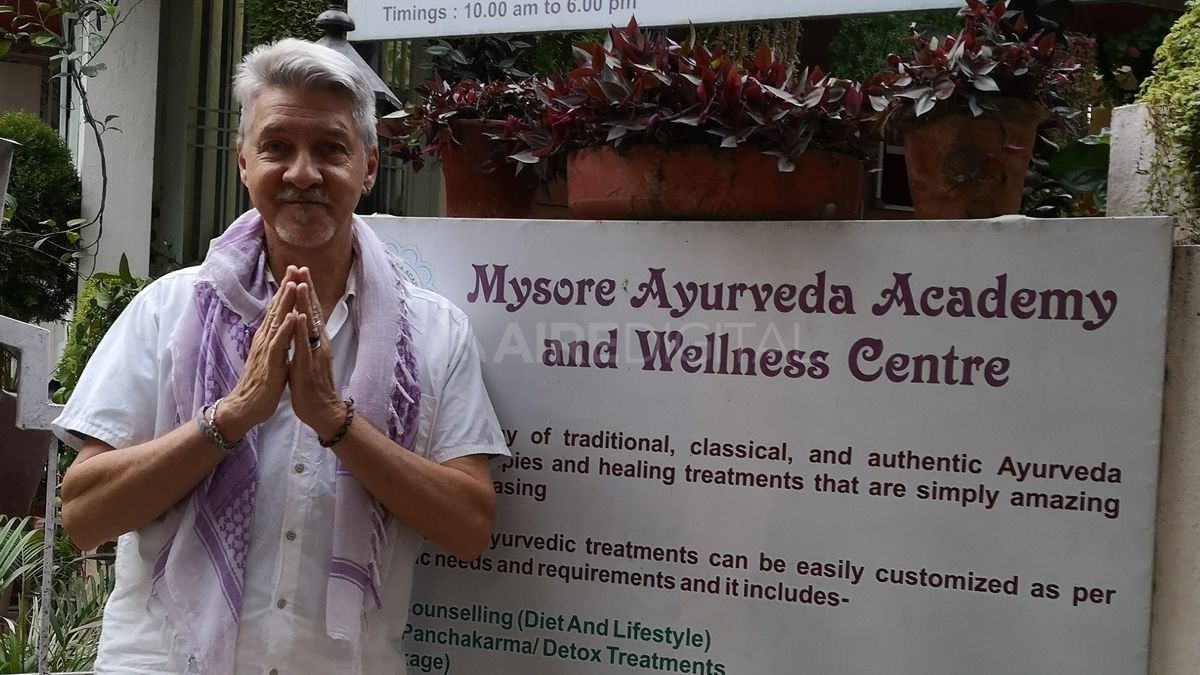 Jorge en una academia de Ayurveda en Mysore, en el principio de su viaje a India.
