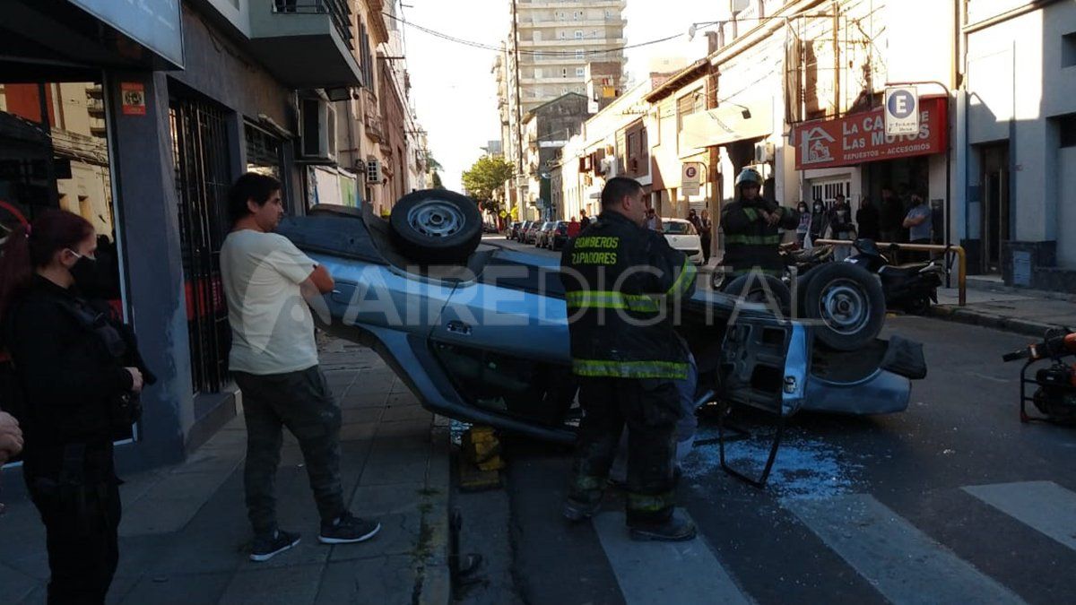 Dado vuelta. Los bomberos tuvieron que romper la puerta para poder rescatar a la mujer que manejaba el vehículo.