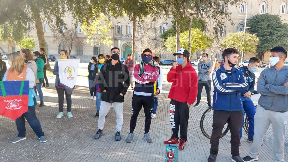 Cerca de las 10 de la mañana, propietarios de negocios y deportistas se manifestaron frente a la Casa de Gobierno.