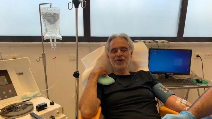Andrea Bocelli donó su plasma para investigar la posible cura del coronavirus.