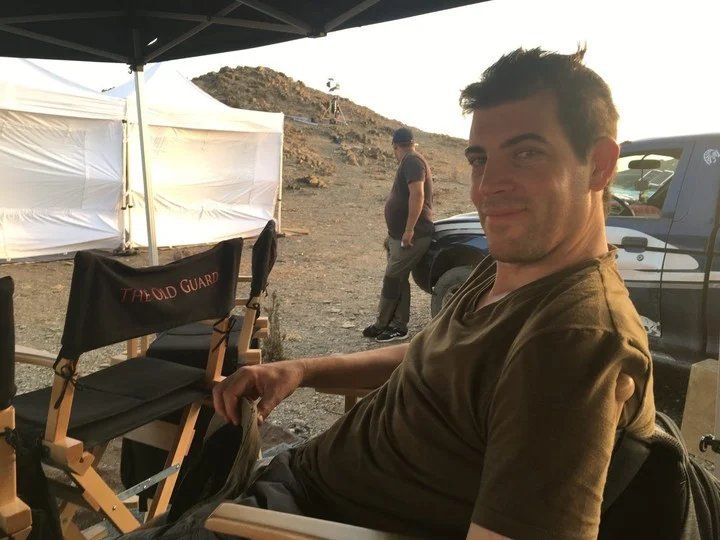 Leandro Fernández en un alto del rodaje de "The Old Guard (La vieja guardia), en Marruecos. También ilustró un libro de "Wolverine".