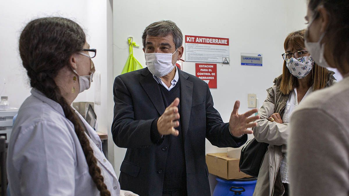 El ministro de Ciencia, Tecnología e Innovación, Roberto Salvarezza, recorriendo el Instituto Milstein, en donde se desarrolló el NEOKIT-COVID-19.