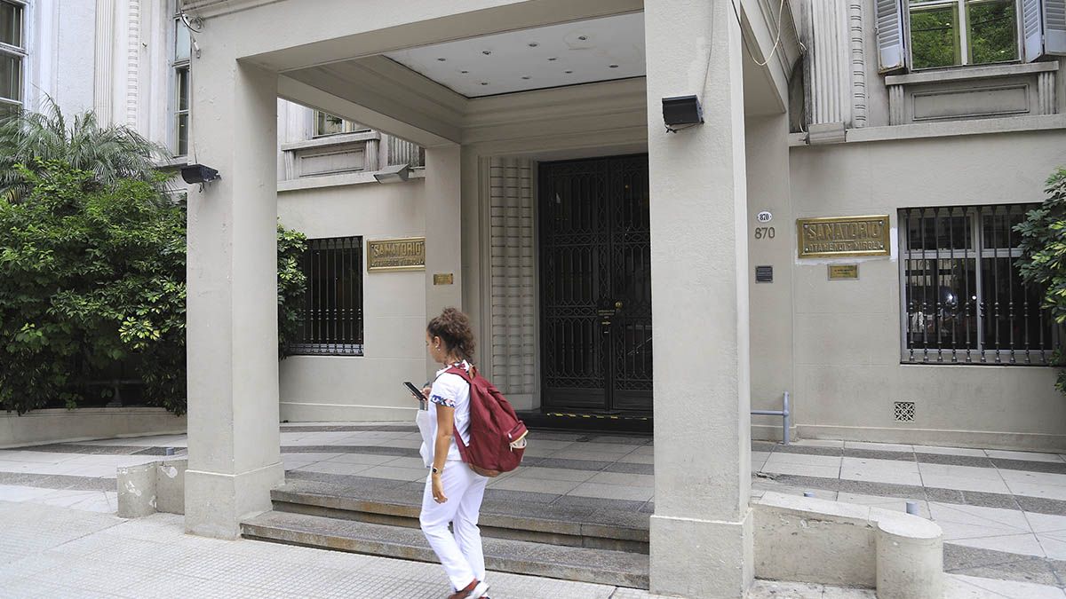 Frente del Sanatorio Otamendi, donde permanece internado el ministro de Salud Ginés González García.