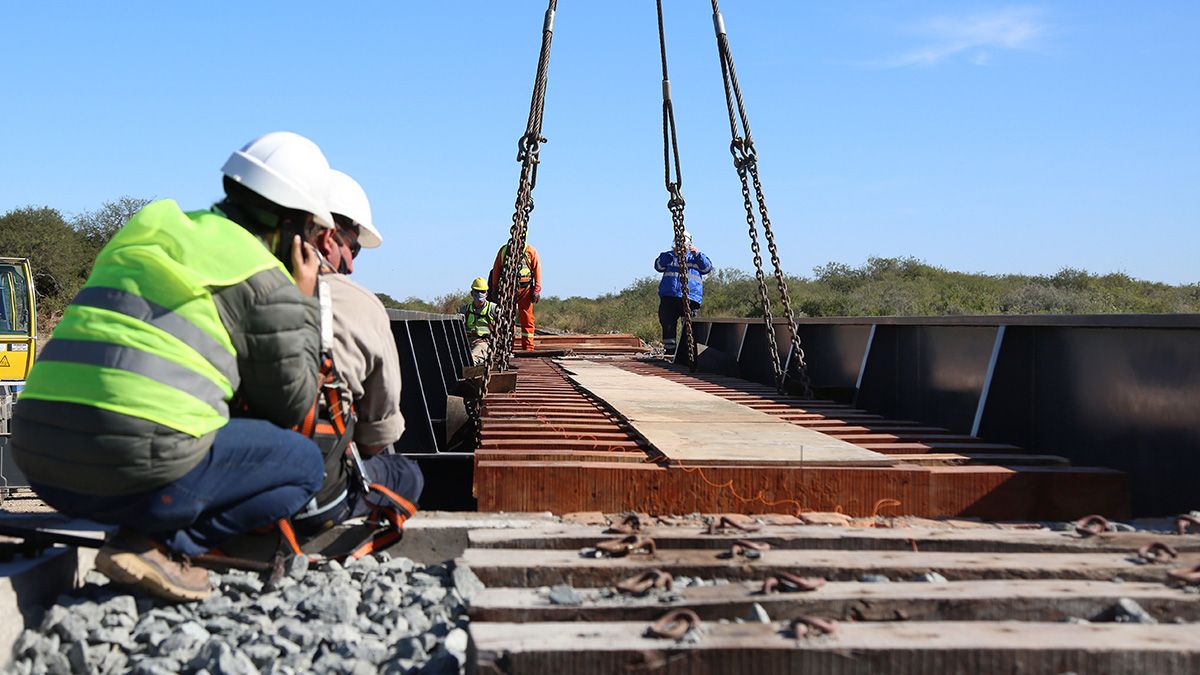 Los trabajos demandaron más de $ 27 millones y contemplaron la remoción del puente antiguo, la reconstrucción de los muros de contención, la reparación de las vigas metálicas, la fabricación y montaje del nuevo puente y el armado de la infraestructura de vía.