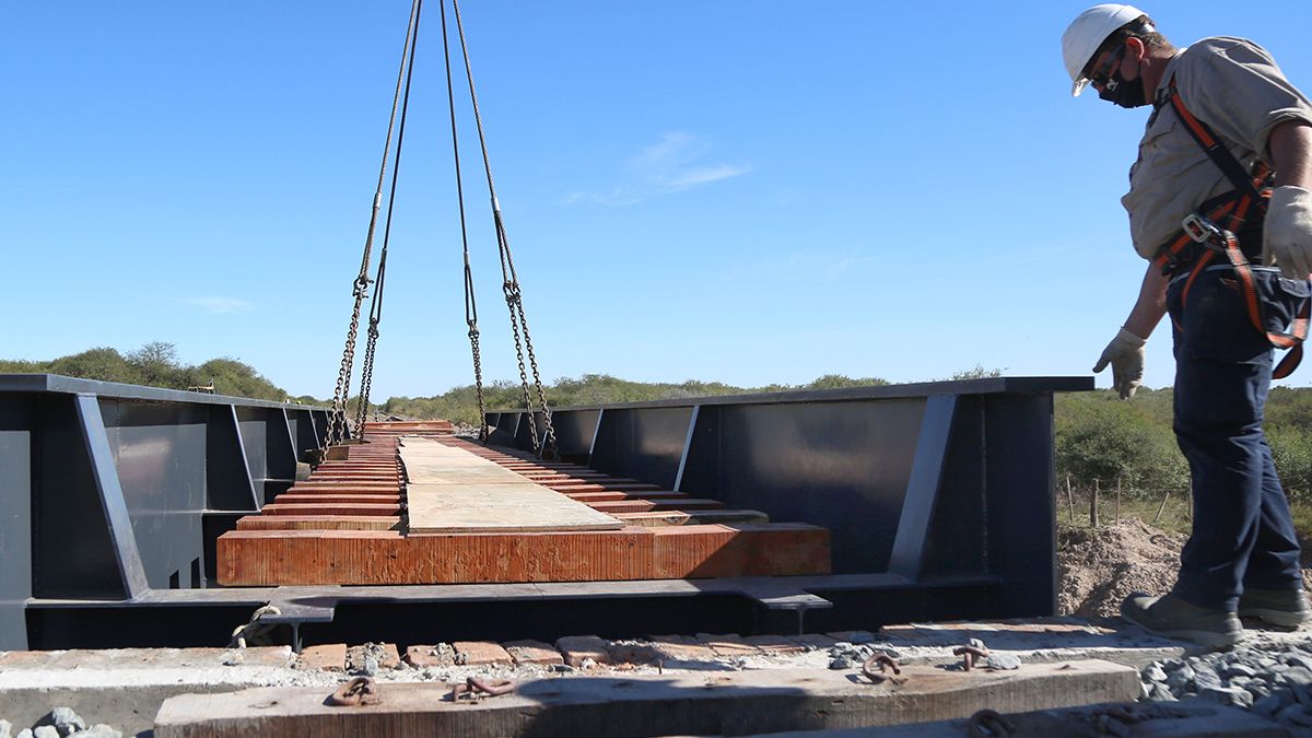 Los trabajos demandaron más de $ 27 millones y contemplaron la remoción del puente antiguo, la reconstrucción de los muros de contención, la reparación de las vigas metálicas, la fabricación y montaje del nuevo puente y el armado de la infraestructura de vía.