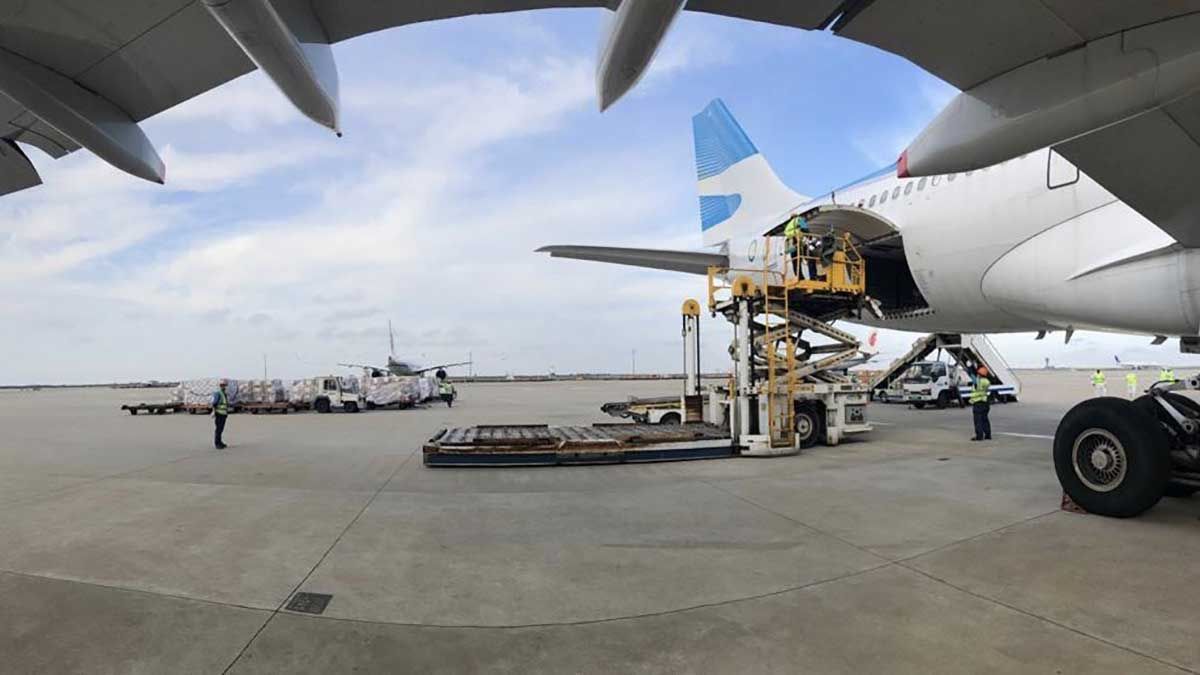 Aerolíneas Argentinas realiza viajes a China trayendo material sanitario e insumos médicos por la pandemia.