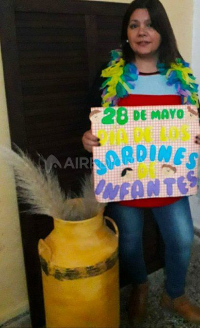 Vanesa Mehauod con carteles por el Día de los Jardines Infantiles.