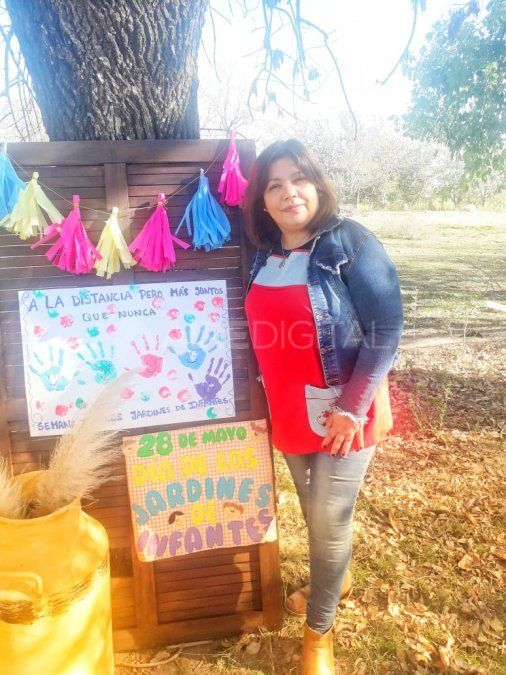 Vanesa Mehauod con los carteles por el Día de los Jardines Infantiles.