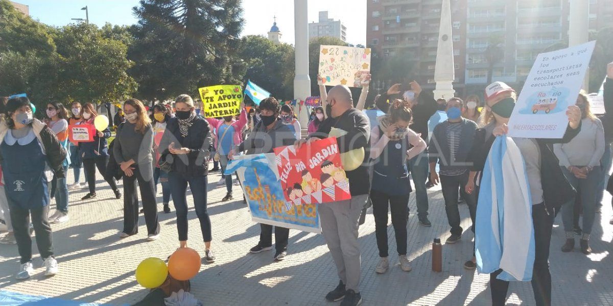 En su día, las maestras jardineras y trabajadores de jardines privados de la ciudad se manifestaron en la plaza 25 de Mayo.