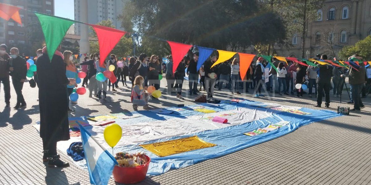 Con música, globos y banderines de colores, los jardines maternales visibilizaron su reclamo en su día.