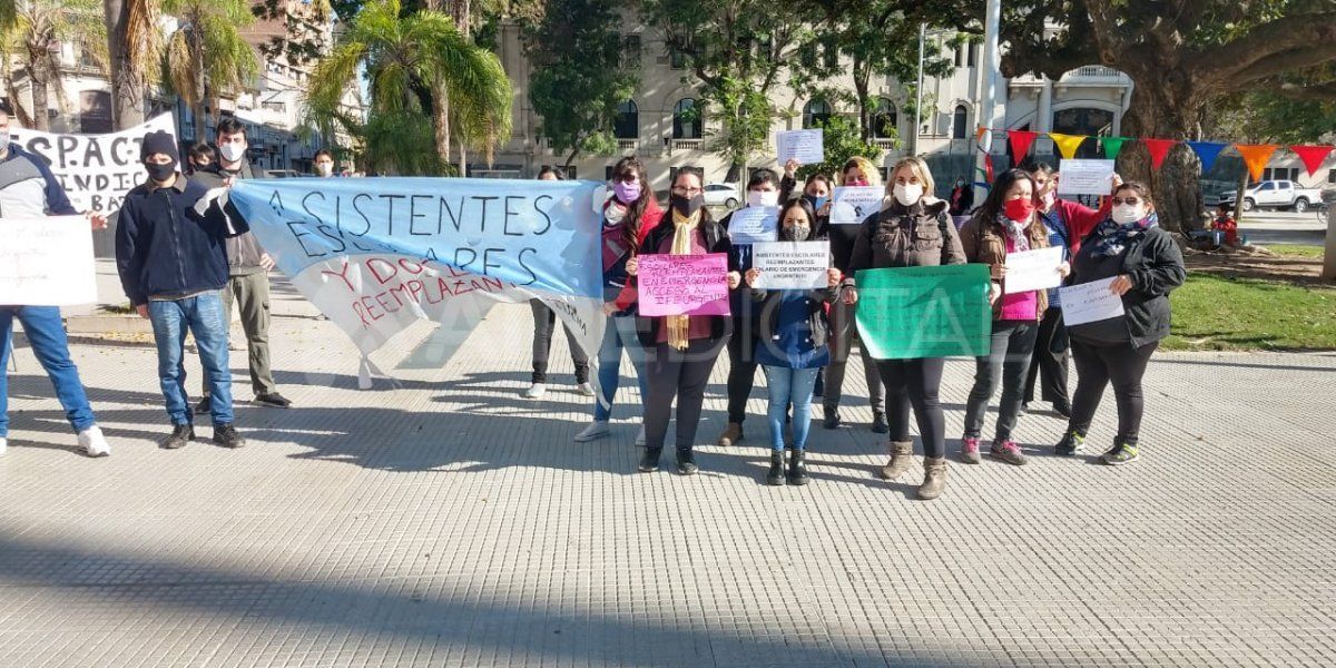 Los docentes y asistentes escolares reemplazantes solicitaron un salario de emergencia.