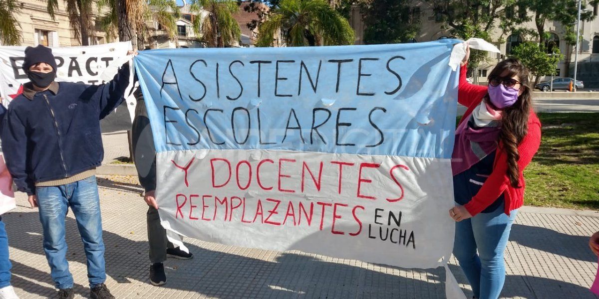 También se manifestaron frente a Casa de Gobierno los docentes y asistentes escolares reemplazantes