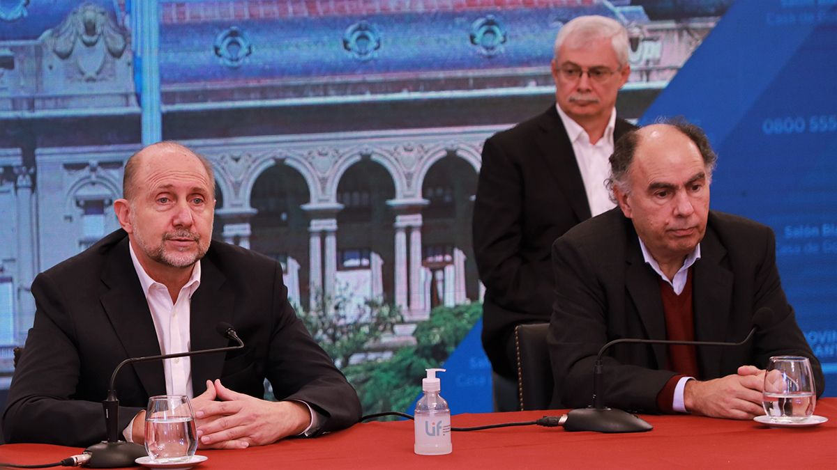 Omar Perotti junto al presidente del directorio del Instituto Nacional de Asociativismo y Economía Social (Inaes), Mario Cafiero y las federaciones de Entidades Mutualistas de la provincia de Santa Fe, en el Salón Blanco de Casa de Gobierno en la ciudad capital.