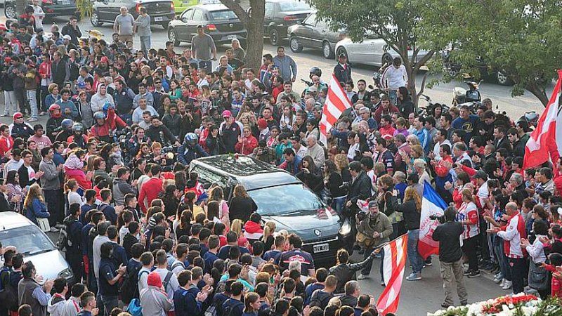 Cientos de personas se hicieron presentes para darle el último adiós a Diego Barisone, al llegar sus restos a Santa Fe.