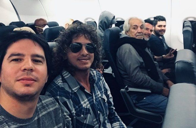 Richard viajando en avión desde New York a Miami con el grupo