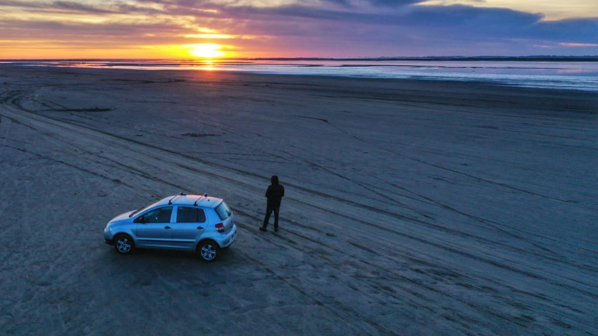 El detrás de escena de una jornada de grabación al amanecer.