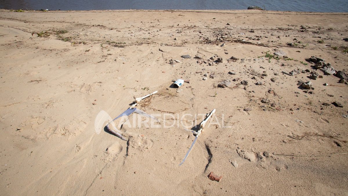 En la Costanera Este hay escombros, botellas rotas y hasta viejas sillas de playa. En barrios como Varadero Sarsotti o Alto Verde directamente hay microbasurales.
