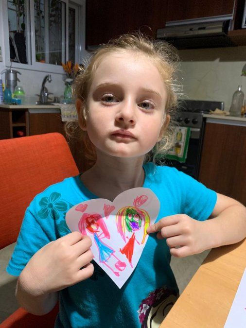 Renata tiene 5 años y espera que termine la cuarentena por coronavirus para regalarles corazones a sus amigos y al resto de su familia.