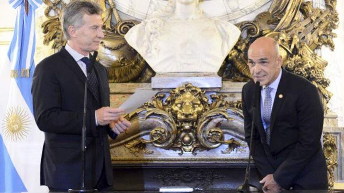 El fiscal federal Jorge Di Lello abrió este viernes una investigación e imputó al ex presidente, a Gustavo Arribas y a otros funcionarios de la Agencia Federal de Inteligencia (AFI).