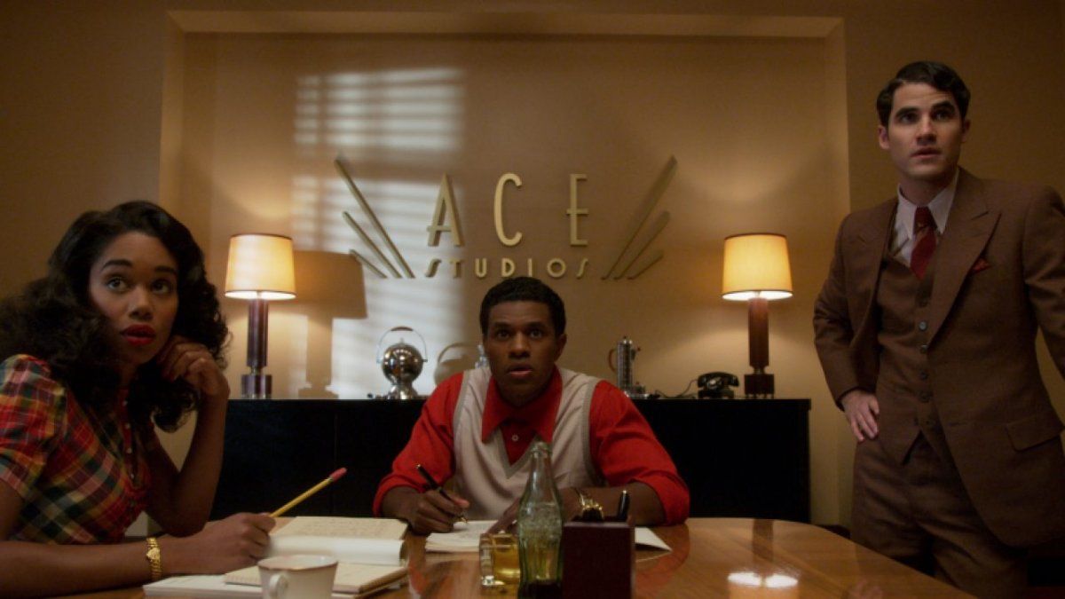 Cada personaje ofrece una invitación única al detrás de escena de la Edad de Oro de Hollywood, y revela los sistemas injustos y los prejuicios raciales, sexuales y de género aún presentes en la actualidad